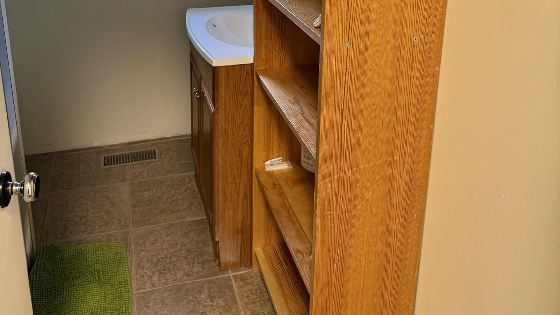 Comfort Cottage Guest House Near Subway Station, Bus And Downtown Vancouver Canada