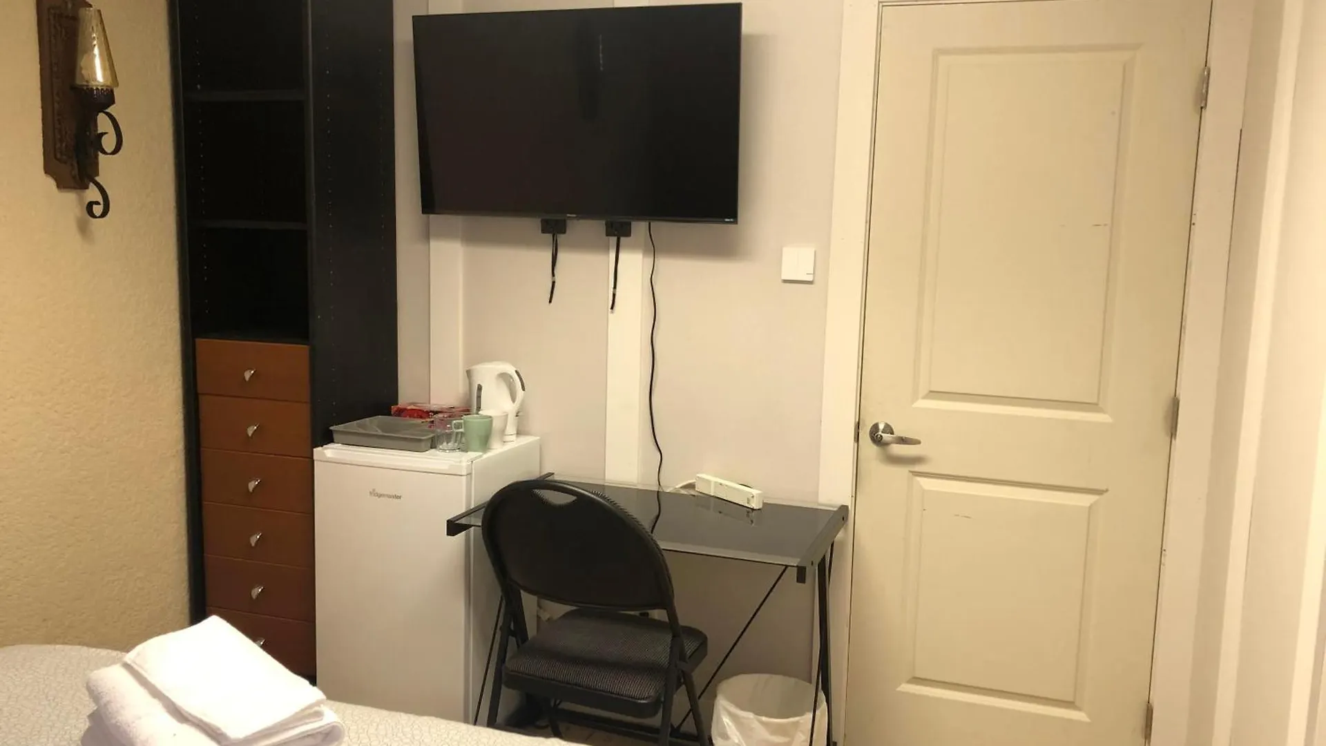 Comfort Cottage Guest House Near Subway Station, Bus And Downtown Vancouver Homestay