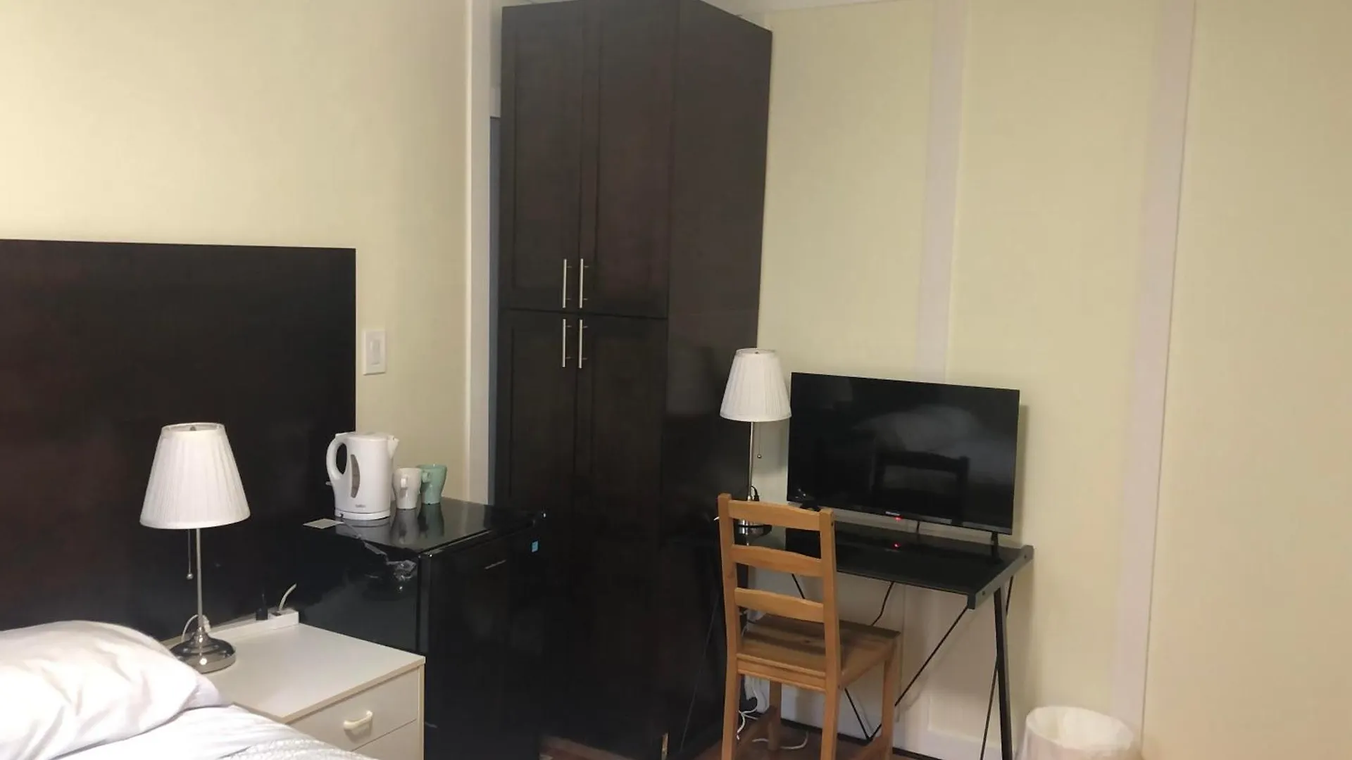 Comfort Cottage Guest House Near Subway Station, Bus And Downtown Vancouver Canada